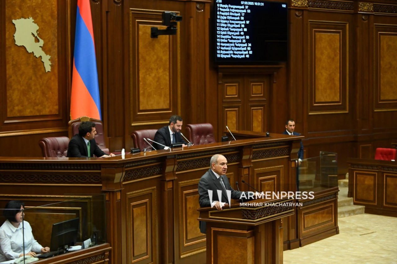 Премьер-министр Никол Пашинян надеется, что инцидент, произошедший в администрации ереванского района Нор Норк, неприемлем не только для его политической команды, но и для партии «Республика». В ходе правительственного часа в НС сказал Пашинян отметил, что в подобных ситуациях должны действовать принципиальные подходы. «Я даю четкую политическую оценку и говорю, что для меня это неприемлемо. Независимо от того, должны ли быть приняты административные решения по этому вопросу или нет, я предпочитаю, чтобы мы довели этот вопрос до наших уважаемых и дорогих коллег на рабочем уровне и высказали свои позиции. Я надеюсь и убежден, зная ценности партии «Республика», что они также разделяют этот подход», — сказал Пашинян. Премьер-министр также подчеркнул, что если окажется, что такого восприятия нет, это будет для него сюрпризом. «Если кто-то скажет, что у партии «Республика» нет аналогичного восприятия, я буду очень удивлен, и из этого должны последовать конкретные последствия, при всем уважении ко всем», — отметил премьер-министр. Пашинян добавил, что независимо от того, кто является должностным лицом, каждый обязан придерживаться гражданского и служебного этикета. «Мы все люди, иногда мы можем выходить из себя, но есть определенное правило. В итоге, помимо того, что мы люди, еще и граждане, мы должностные лица, а Республика Армения — государство, со всеми вытекающими из этого последствиями», — заключил Пашинян.