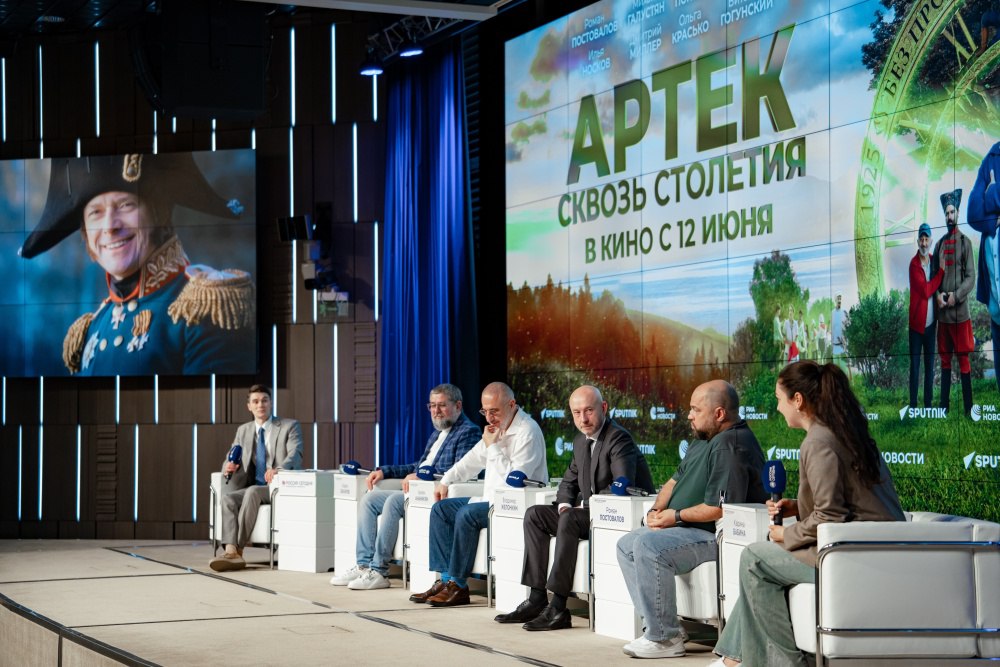 Анонсирована третья часть серии фильмов об «Артеке» В пресс-центре «Россия сегодня» прошли пресс-показ и творческая встреча с создателями приключенческого фильма «Артек. Сквозь столетия». Премьера картины состоится 12 июня, она приурочена к празднованию 100-летия Международного детского центра. Участником творческой встречи стал заместитель Министра просвещения Российской Федерации Владимир Желонкин. Он рассказал о важности популяризации детского отдыха.