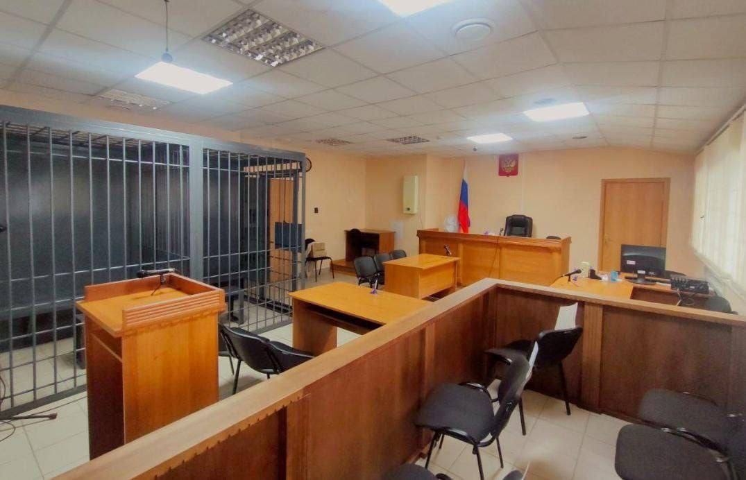 Качугский районный суд вынес приговор по уголовному делу в отношении двух местных жителей в возрасте 36 и 58 лет Они признаны виновными по ч 4 ст 111 УК РФ умышленное причинение тяжкого вреда здоровью повлекшее по неосторожности смерть потерпевшего Суд установил что 24 декабря 2024 года подсудимые в принадлежащей одному из них квартире на улице Спортивной в поселке Качуг распивали спиртное совместно со знакомой впоследствии заперли ее и ушли Вернувшись они обнаружили женщину спящей на полу прихожей Поскольку издаваемые потерпевшей храпящие звуки мешали спать мужчины на почве возникшей личной неприязни поочередно неоднократно подходили к ней и наносили удары ногами и кулаками по жизненно важным частям тела в том числе в область грудной клетки От полученных травм 52 летняя женщина скончалась на месте происшествия Проснувшись утром осужденные обнаружили тело погибшей после чего вызвали полицию и скорую помощь Позже они были задержаны и помещены судом под стражу