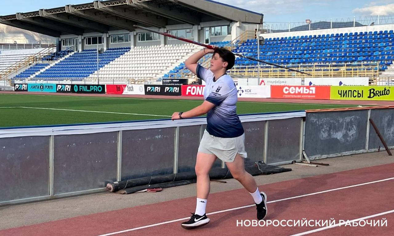 НР спорт У спортсменки из Новороссийска успех в толкании ядра рождается в тишине На минувшей VI летней Спартакиаде молодежи России в финале соревнований по легкой атлетике воспитанница спортивной школы Атлетика кандидат в мастера спорта Полина Венгржанович толкнула ядро на 14 метров 41 сантиметр тем самым обновив рекорд Новороссийска в этой дисциплине Продолжение на сайте Новороссийского рабочего Новороссийский рабочий