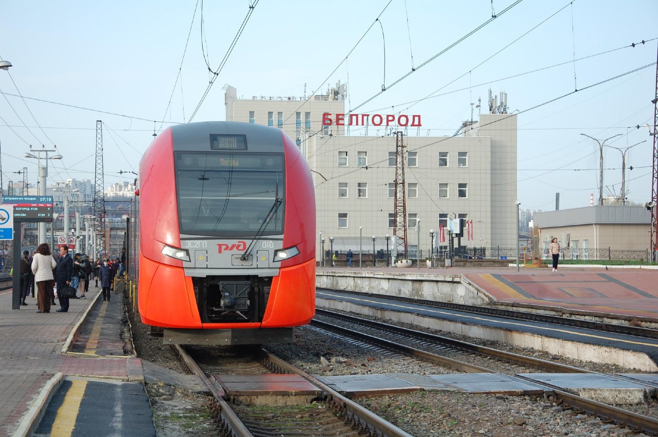 На железнодорожном вокзале Белгорода отремонтируют платформу  РЖД выделит дополнительные вагоны для поездов и модернизирует устаревшие составы, об этом стало известно по итогам встречи Вячеслава Гладкова и начальника Юго-Восточной железной дороги Игоря Наталенко. Специалисты ЮВЖД также обновят покрытие, это увеличит скорость движения поездов. Отремонтируют и платформу железнодорожного вокзала областного центра.  — Железнодорожный транспорт очень востребован как в экономике нашего региона, так и у обычных жителей. Потому что люди тоже хотят посещать родственников, путешествовать или просто выехать отдохнуть в более безопасные регионы, — отметил губернатор.  Стороны также обсудили проект создания железнодорожных классов и туристических маршрутов по основным достопримечательностям и промышленным предприятиям региона.     Прислать новость