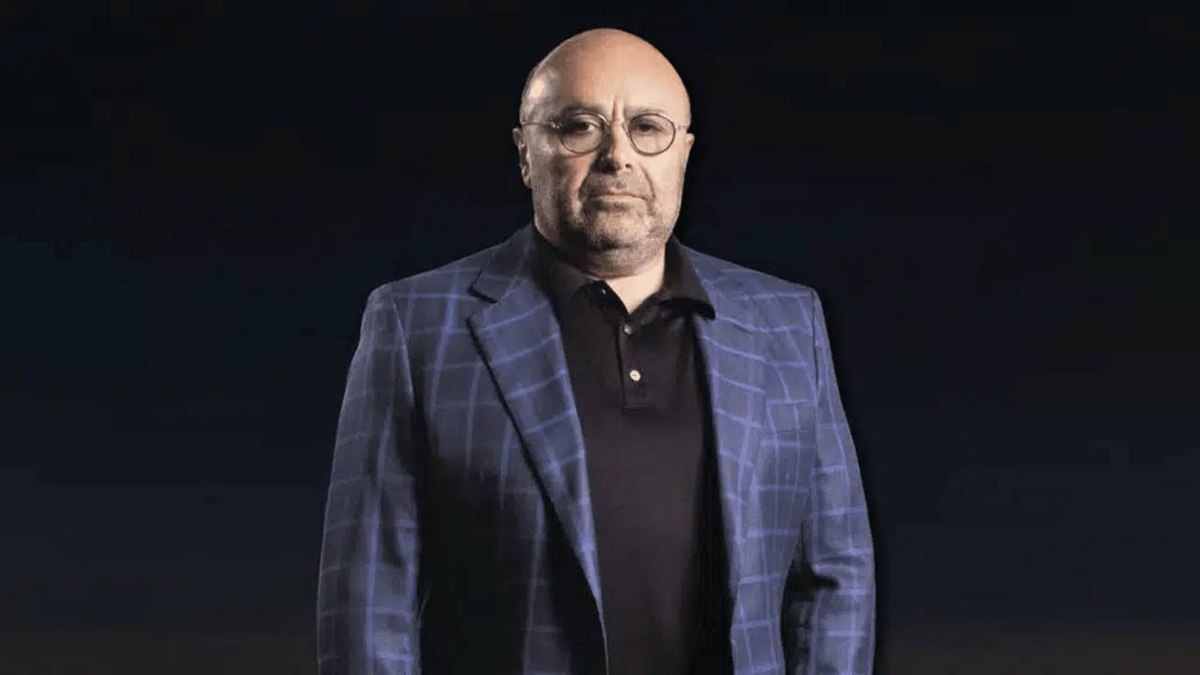 Экс министра торговли Подмосковья приговорили к году условно за нападение на бывшую любовницу с топором Приговор вынес Одинцовский городской суд Михаила Хубутию судили не по статье о покушении на убийство а за нанесение вреда здоровью средней тяжести и угрозу убийством По данным следствия 24 апреля подозреваемый ворвался в дом своей бывшей любовницы Юлии Ван в Подмосковье и на почве внезапно возникших личных неприязненных отношений нанёс ей множественные удары обухом топора В результате нападения потерпевшая получила закрытый перелом кисти а также множественные раны и ушибы конечностей Как рассказала сама Ван в интервью Ксении Собчак Хубутия наносил ей удары нижней частью топора по ногам и другим частям тела угрожал убийством и покинул дом только после того как она притворилась мёртвой При этом экс чиновник отрицал свою причастность к преступлению но впоследствии написал явку с повинной Задонатить через бота Patreon