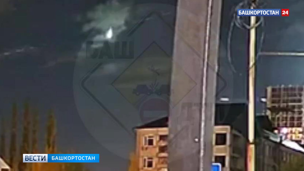 Горящий шар в небе над Уфой мог быть метеором Астроном рассказала, что за яркий светящийся шар видели в небе над Башкортостаном. По словам специалиста, это мог быть метеор. «Судя по видео, которое засняли уфимцы, они наблюдали яркий метеор – болид, который сгорел в атмосфере. Возможно, он принадлежал метеорному потоку Аквариды, который нашу планету пересекает ежегодно с 19 апреля по 28 мая. Или это был спорадический метеор, то есть он не принадлежал ни одному метеорному потоку», — рассказала «Вестям» астроном Уфимского городского планетария Тамара Денисова. Подписаться Сообщить новости
