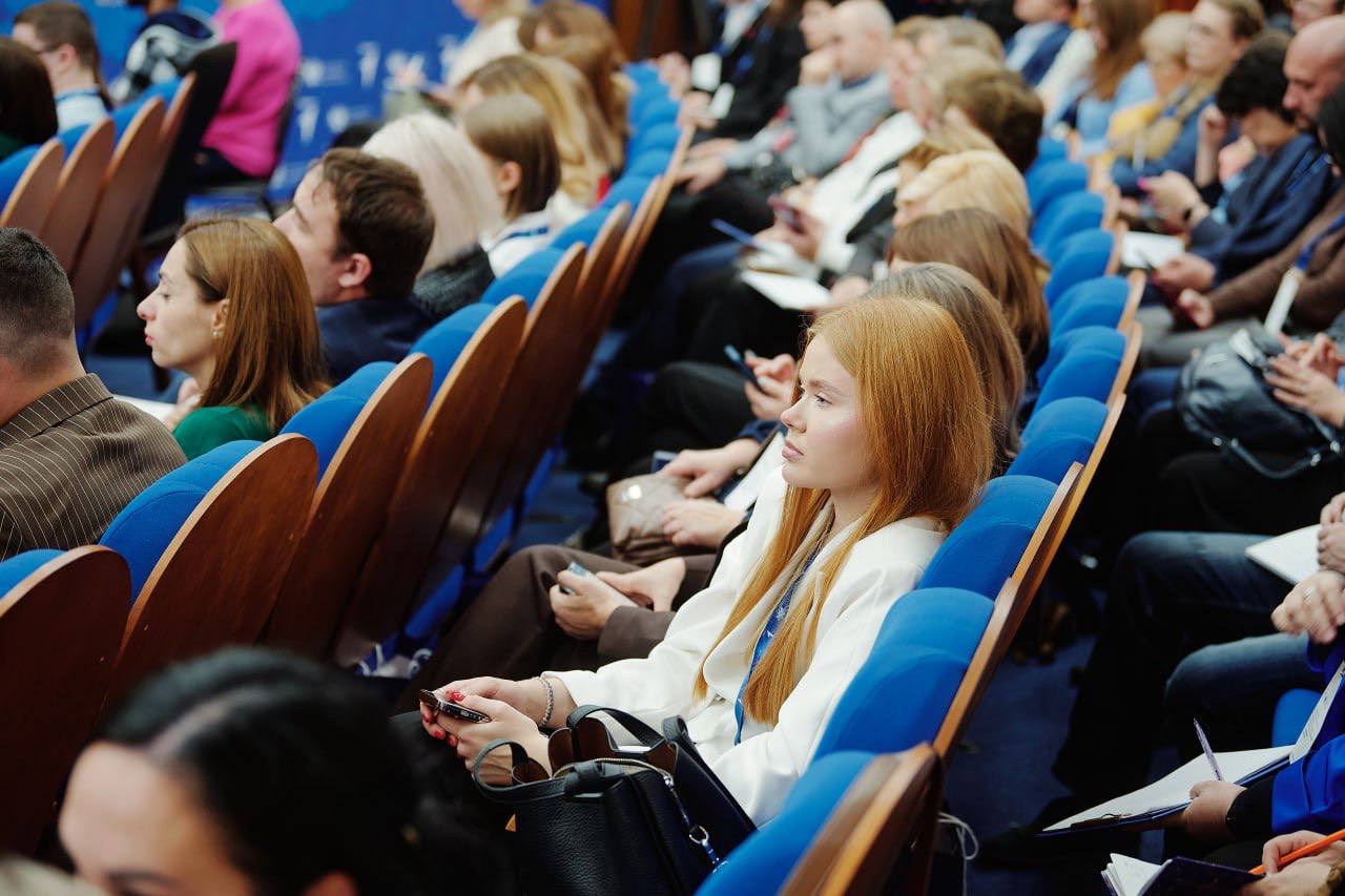 Сотрудники регионального отделения Движения Первых Эльмира Мисходжева и Ачемез Алиев принимают участие в III Международной научно практической конференции Движения Первых   Конференция проходит в Российской академии образования в очном и дистанционном форматах Она объединяет более 300 ведущих экспертов в сфере образования и воспитания иностранных ученых и представителей молодежных организаций  Целью события является обмен эффективными практиками воспитательной работы с детьми и молодежью развитие сотрудничества российских и зарубежных ученых и обсуждение перспектив воспитания в современных условиях Также участники обсудят теоретические и практические аспекты развития детского движения и деятельности молодежных объединений в России и за рубежом   ДвижениеПервых ДвижениеПервыхКЧР