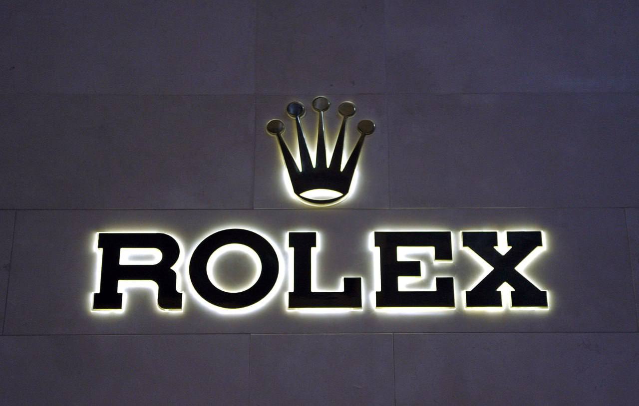 Rolex зарегистрировала товарный знак в России Швейцарская часовая компания Rolex зарегистрировала в Роспатенте свой товарный знак следует из опубликованной карточки В документе говорится что заявку бренд подал 22 января 2025 года 26 сентября ведомство приняло решение его зарегистрировать В качестве заявителя указана швейцарская РОЛЕКС СА bisrub