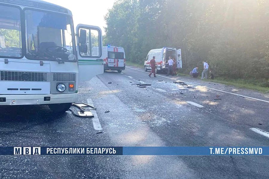 Полтора десятка человек пострадали в ДТП с автобусом на трассе Брест — Минск. Попутные автомобиль и автобус с пассажирами столкнулись в Берёзовском районе вечером 15 июля. По имеющимся данным, автобус начал разворачиваться с крайней правой полосы, однако водитель не удостоверился, что делает маневр безопасно. Из-за этого пассажирская техника оказалась на пути микроавтобуса. Произошло столкновение, после чего фургон слетел с проезжей части в придорожную полосу леса. По данным Минздрава, число пострадавших в этой аварии достигло 15 человек. Фото: МВД «Минск-Новости» MINSKNEWS.BY Telegram Viber FB VK Inst TikTok YouTube