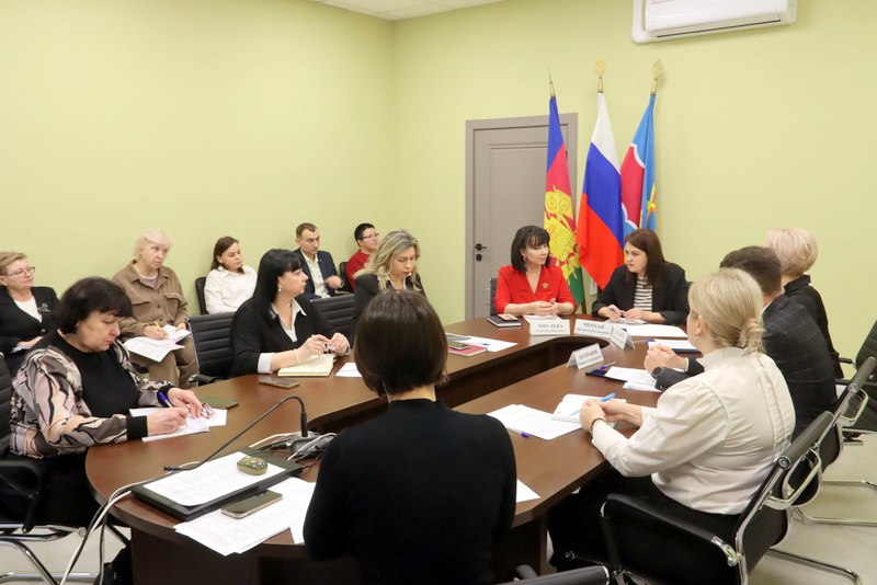 Очередное заседание межведомственной комиссии по поддержке участников СВО и их семей состоялось в Темрюкском районе В администрации района состоялось заседание межведомственной комиссии по вопросам оказания социальной поддержки и помощи участникам специальной военной операции и членам их семей проживающим на территории муниципалитета В работе комиссии приняли участие председатель районного Совета Светлана Чмулева заместители главы района Ольга Дяденко Людмила Черная и исполняющий обязанности заместителя главы муниципалитета Алексей Пехотин советник главы муниципалитета Роман Колпаков руководитель управления социальной защиты населения Светлана Гордиенко социальный координатор филиала Государственного фонда Защитники Отечества Нелли Ферару заместитель главного врача Темрюкской ЦРБ Вера Кузнецова Также в заседании участвовали руководители и представители ключевых служб администрации района Социального фонда России и центра занятости В ходе заседания особое внимание участники уделили решению текущих проблем В рамках заседания были детально рассмотрены восемь конкретных обращений от семей нуждающихся в межведомственной координации для получения медицинской помощи оформления земельных участков и решения социально бытовых вопросов Подводя итоги обозначили ключевые задачи на 2026 год главная из которых дальнейшее повышение оперативности и эффективности оказываемой помощи По всем рассмотренным вопросам комиссией были приняты конкретные решения исполнение которых будет взято под строгий контроль tamannews