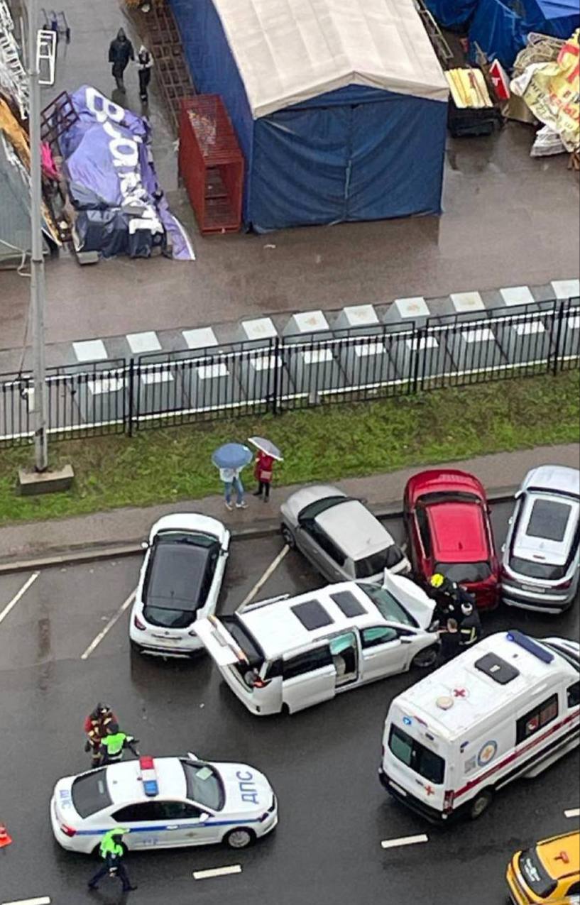 Водитель в Химках почувствовал себя плохо за рулем, что привело к тому, что он потерял контроль и врезался в семь припаркованных автомобилей. На счастье, никто не пострадал, но некоторые автомобили получили серьезные повреждения.
