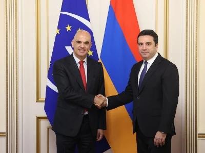 Спикер НС РА и генсек Совета Европы обсудили процесс установления мира между Арменией и Азербайджаном Приветствуя собеседника, Ален Симонян поблагодарил Генерального секретаря СЕ за визит в Армению. В центре обсуждений – продолжающиеся демократические реформы в Армении, установление мира между Арменией и Азербайджаном, вопросы региональной стабильности. Ален Симонян также привлек внимание Генерального секретаря Совета Европы к проблеме пленных, незаконно удерживаемых и считающихся пропавшими без вести лиц в Азербайджане.