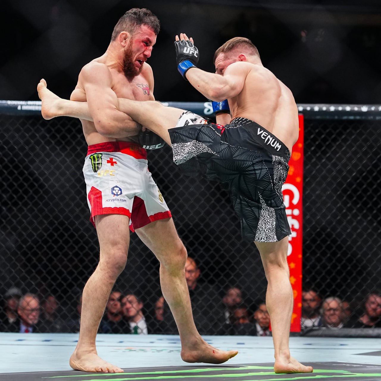 ПЕТР ЯН ПОБЕДИЛ ДВАЛИШВИЛИ И СТАЛ ЧЕМПИОНОМ UFC Российский боец взял реванш за поражение от Мераба в 2023 году и вернул себе пояс в легчайшем весе Бой продлился все пять раундов и завершился единогласным решением в пользу Яна Поздравляем Подписывайтесь на РИА Новости Спорт в MAX