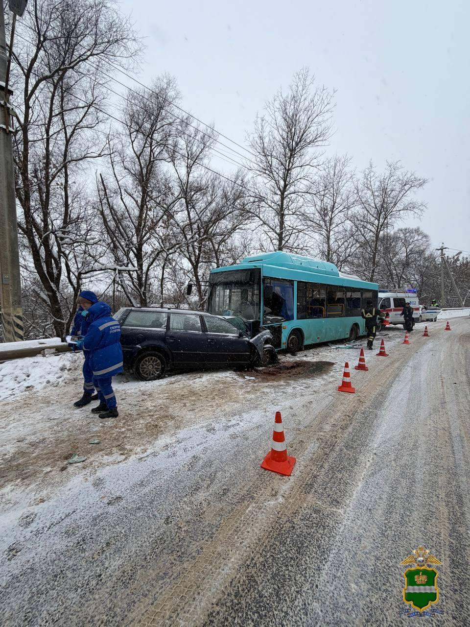 Водитель легковушки погиб в ДТП с автобусом в Обнинске Авария произошла 2 января в 15 05 на улице Дачной По предварительным данным столкнулись Фольксваген и автобус МАЗ В результате ДТП погиб мужчина водитель легковушки На месте работают госавтоинспекторы и следователи Обстоятельства ДТП устанавливаются сообшает полиция Подписаться Прислать новость