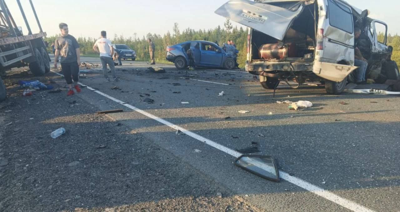 Страшная авария на трассе Сургут – Салехард На 297-м километре автодороги Сургут – Салехард между Ноябрьском и Муравленко произошло серьёзное ДТП. Очевидцы сообщают, что в результате ДТП могли погибнуть до пяти человек. В настоящее время на месте происшествия работают спасательные и экстренные службы. Движение на данном участке автодороги может быть временно затруднено. Точные обстоятельства и причины случившегося устанавливаются.