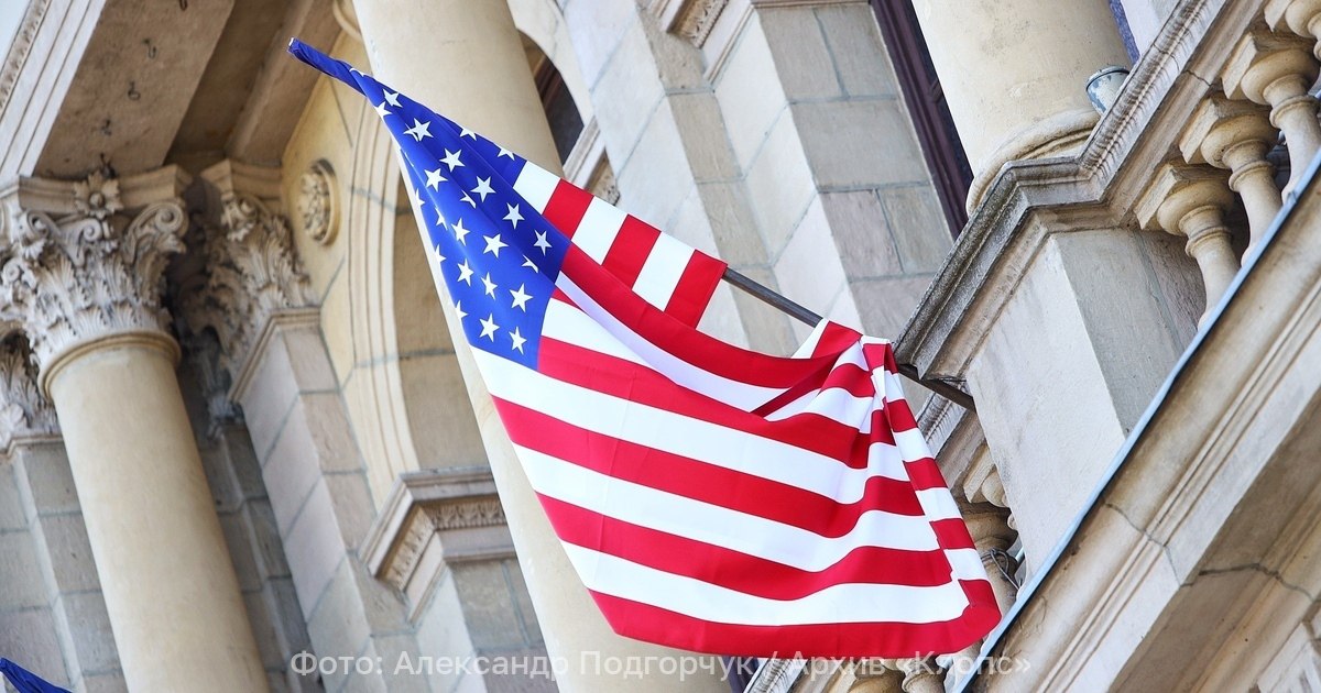 Двое из ларца бывший военкор и потомок иммигрантов претендуют на политическое наследство Трампа Американская пресса называет вице президента Джей Ди Вэнса и госсекретаря Марко Рубио потенциальными преемниками Дональда Трампа в Белом доме У каждого из потенциальных кандидатов в президенты есть определённые козыри У Джей Ди Вэнса работавшего военкором в Ираке уже сформирована команда политических консультантов которая может организовать и провести предвыборную кампанию У внука кубинского иммигранта Марко Рубио нет пока собственного штаба и он заявлял что готов поддержать нынешнего вице президента При этом Марко чаще появляется в новостях и такая публичность пользуется одобрением Дональда Трампа По последним опросам общественного мнения пока перевес в пользу Вэнса 53 против 7