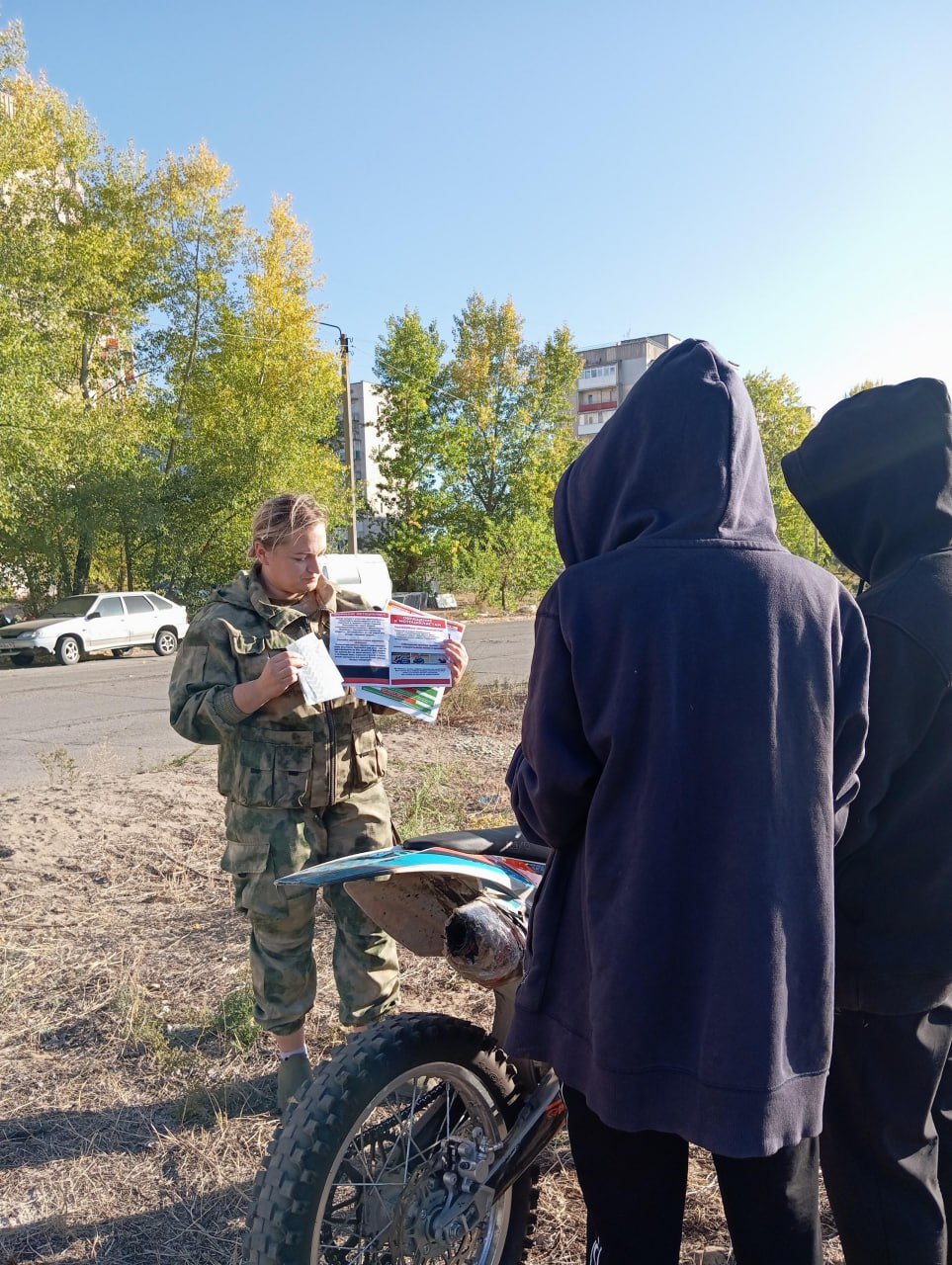 Сотрудник правового направления ОМВД России «Рубежанский» провела профилактическую беседу с подростками    Старший юрисконсульт правового направления ОМВД России «Рубежанский» младший лейтенант внутренней службы Илона Золотарева разъяснила правовые аспекты управления мототранспортом юным жителям города Рубежное.    В рамках профилактического мероприятия сотрудник правоохранительного ведомства сделала акцент на неукоснительном соблюдении Правил дорожного движения, а также рассказала о необходимости использования специального обмундирования при управлении мототранспортом и возможных последствиях в случае пренебрежения правилами дорожной безопасности.    В завершение беседы правоохранитель вручила подросткам световозвращающие элементы для безопасного передвижения по дорогам в темное время суток и информационные памятки «Категории мототехники и возраст для их управления», «Правила дорожного движения при управлении мотоцикла», «Как мотоциклисту вести себя на дороге».  #ПолицияРоссии #МВДпоЛНР #ПУ #ПДД #Рубежное