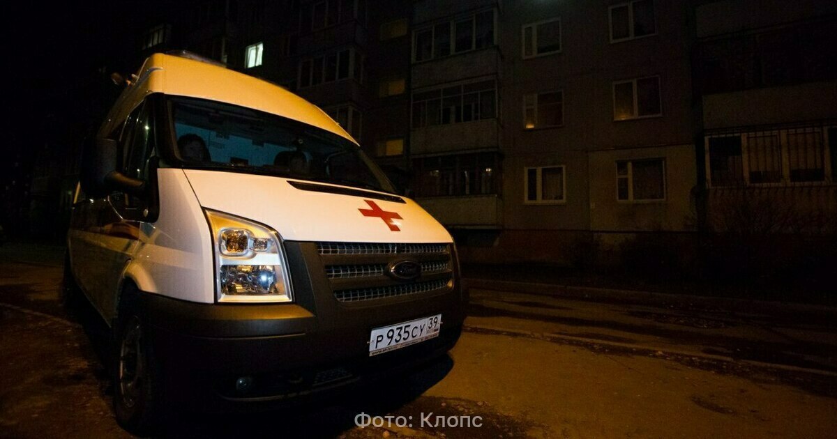 В Калининграде на глазах матери скончался 14 летний подросток перед этим он жаловался на галлюцинации Трагедия произошла в воскресенье 12 октября около 7 00 на ул Киевской где жил мальчик По словам матери сын вернулся домой 11 октября вечером и чувствовал себя как обычно Рано утром он пожаловался на галлюцинации потом у него началась рвота мальчик закричал и потерял сознание Мать вызвала скорую мальчика пытались реанимировать две бригады но у него остановилось сердце В региональном СКР пояснили что по данному факту проводится проверка устанавливаются все обстоятельства произошедшего Точную причину смерти подростка поможет установить судебно медицинская экспертиза Проведение проверки находится на контроле прокуратуры Московского района