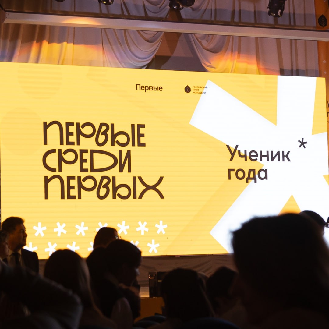 Губернатор Михаил Евраев поздравил ярославского школьника Николая Полякова с победой в V всероссийском конкурсе Ученик года Его проводят Росмолодежь и Движение первых Михаил выиграл в номинации Спортсмен года Всего в конкурсе участвовали 150 ребят из 46 регионов страны В финале который проходил в Магнитогорске участникам выпал ряд испытаний написание эссе самопрезентация и интервью с экспертами деловая игра и профильные задания по номинациям Михаил учится в 11 м классе школы 4 и занимается самбо в спортшколе олимпийского резерва 17 Наш победитель поблагодарил учителей и тренеров за поддержку и веру в его успех Заметим что тренирует Михаила местная легенда Николай Верещагин который вот уже 45 лет работает в школе 17 Вновь убеждаемся что самбо это не только спорт но и система воспитания лучших качеств человека и гражданина который умеет побеждать и на ковре и в жизни