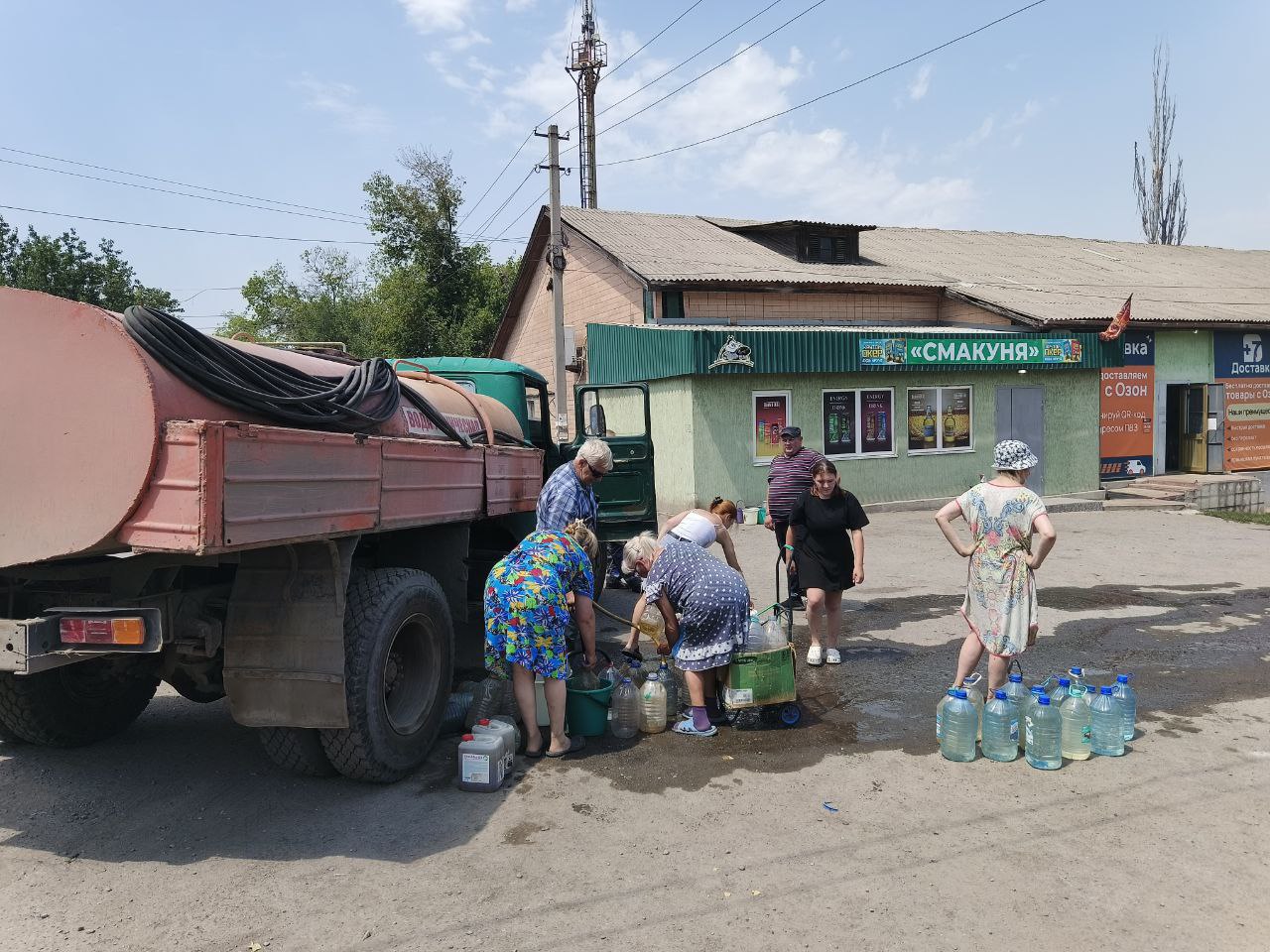 В городском округе продолжается подвоз воды жителям Кроме уже задействованной техники, для подвоза воды жителям города Ирмино привлечена дополнительно спецтехника Минобороны и аварийная бригада шефа-региона Омской области. Спасибо за понимание и содействие. ____ Все новости ВКонтакте и в Одноклассниках #Стаханов #новости_Стаханова