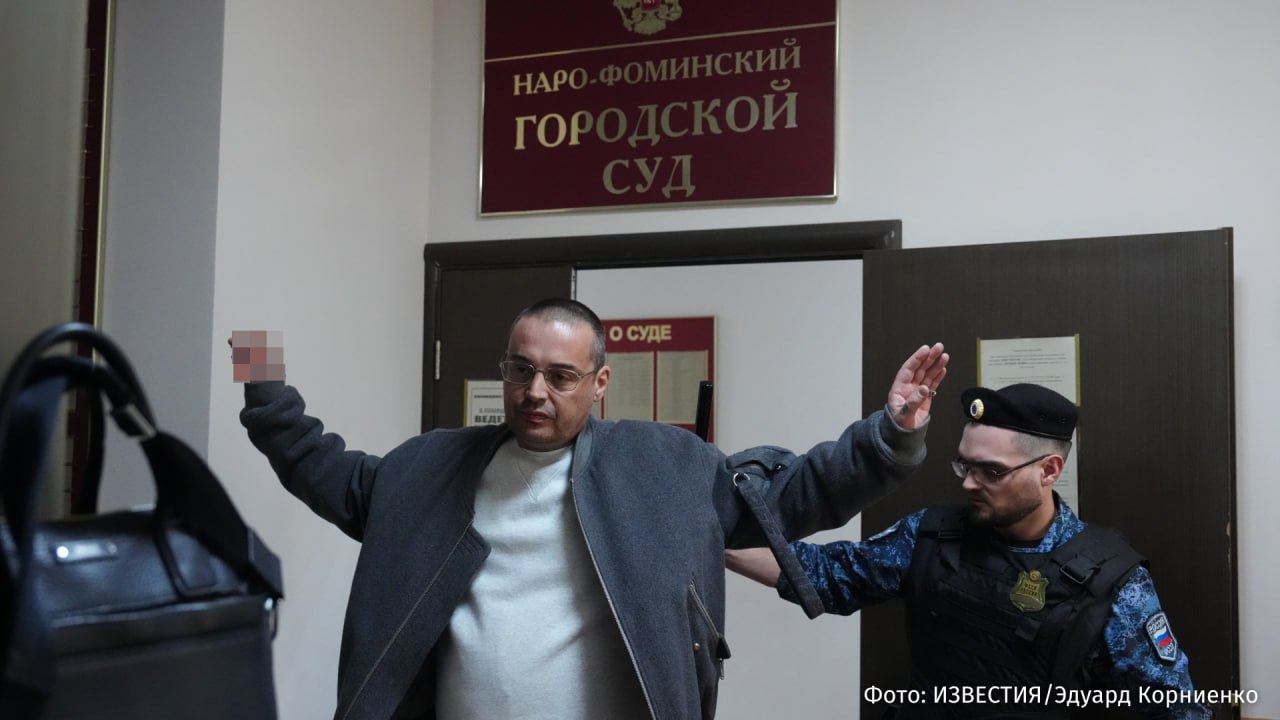 Рэпер Гуф не признал вину в грабеже передает корреспондент РЕН ТВ из зала Наро Фоминского городского суда Московской области С предъявленным обвинением я не согласен Открытого хищения телефона я не совершал сказал рэпер Второй фигурант дела также не признал вину   Согласно материалам дела 23 октября 2024 года в помещении банно оздоровительного комплекса в деревне Малые Горки в ходе конфликта с потерпевшим Алексей Долматов наст имя рэпера Ред и Геворк Саруханян похитили у него мобильный телефон При этом Саруханян скручивал и удерживал руки потерпевшего а Долматов высказал угрозы применения физического насилия и нанес потерпевшему не менее двух ударов по лицу Дело Гуфа ранее было прекращено но потом следствие возобновили Он находится под подпиской о невыезде РЕН ТВ в Telegram в MAX