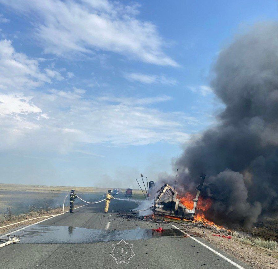 Сгорел прицеп грузового автомобиля в Актюбинской области В Айтекебийском районе на автодороге произошло загорание прицепа грузового автомобиля груженного строительными инструментами. Прибывшие огнеборцы ликвидировали пожар на площади 36 кв.м. Пострадавших нет, причина устанавливается, сообщили в МЧС РК. Фото: МЧС /CentralMediaNews