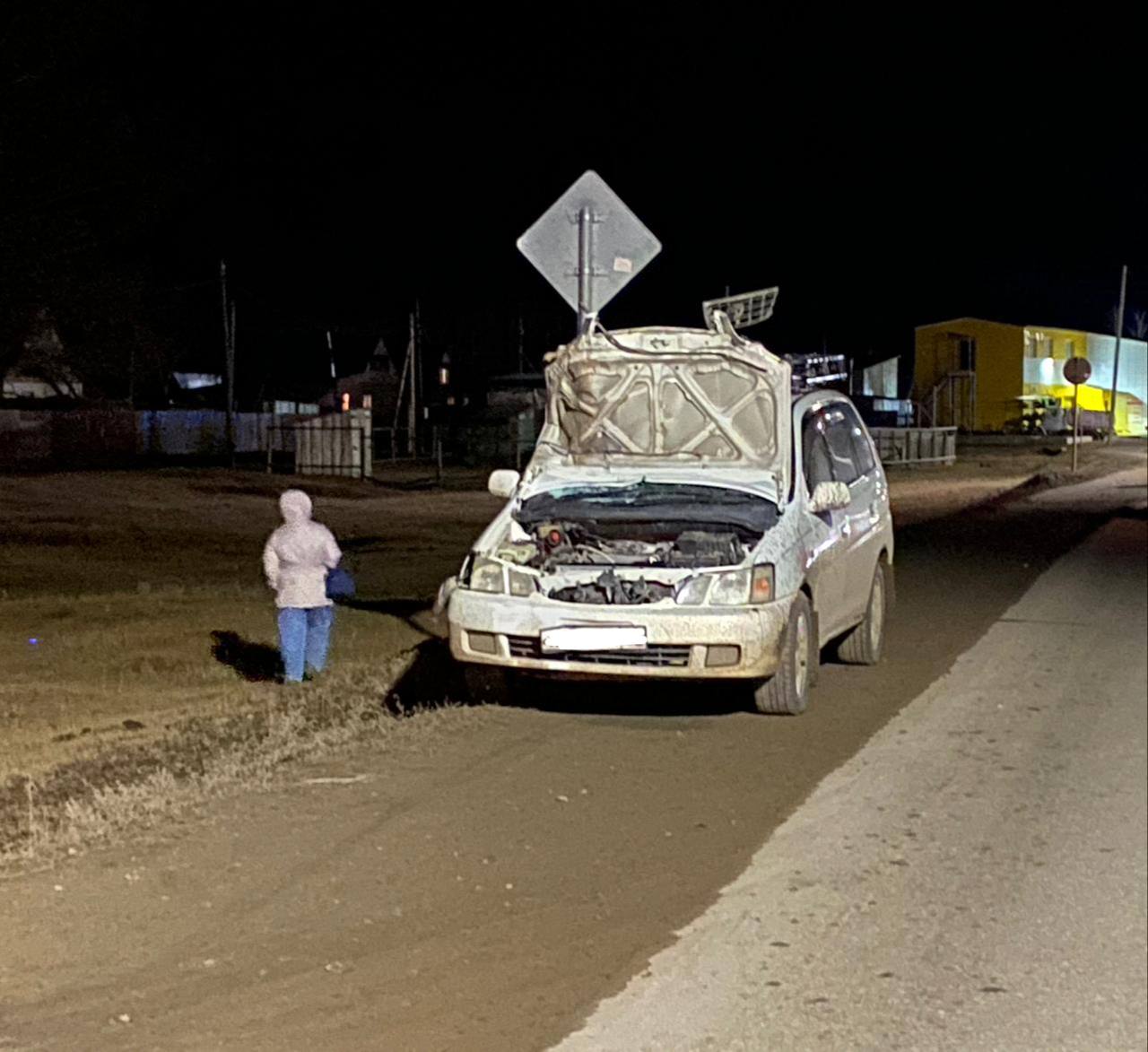 В Якутии пьяный водитель задавил насмерть пешехода  28 сентября в 18:31 в дежурную часть ОМВД России по Намскому району поступило сообщение о том, что в селе Намцы Намского района на автодороге «НАМ» произошло ДТП со смертельным исходом.  Предварительно установлено, что 30-летний водитель автомобиля марки «Тойота Гайя», находясь в состоянии алкогольного опьянения, двигался со стороны Якутска по направлению в село Намцы. На 80 км РАД «НАМ» он совершил наезд на пешехода.  В результате ДТП пешеход 1981 г.р. от полученных травм скончался на месте происшествия до приезда скорой помощи.  Водитель имеет водительское удостоверение категории «B», стаж вождения с 2011 года. За 2024 имеет 3 нарушения по КоАП РФ: ч. 2 ст. 12.9. Проведенным освидетельствованием у него установлено состояние опьянения, результат анализа составил 1,20 мг/л паров алкоголя.  "Все обстоятельства и причины трагедии предстоит установить следствию", - сообщает Управление Госавтоинспекции МВД по Республике Саха  Якутия .  Подписывайтесь, это