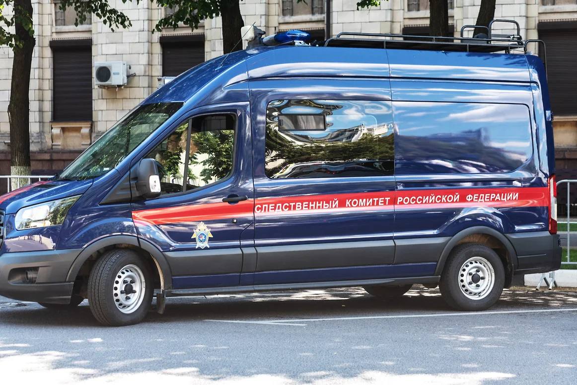 В Самаре возбудили уголовное дело после избиения подростка В Самаре возбуждено уголовное дело по факту хулиганства в отношении несовершеннолетнего. Об этом сообщили в СУ СКР по региону. Ранее в социальных сетях появилась информация, что группа подростков избила и унизила молодого человека. Руководитель следственного управления СКР по Самарской области Павел Олейник поручил начать расследование. Дело возбуждено по ч. 2 статьи 213 УК РФ, касающейся хулиганства, совершенного группой лиц. Следственные органы проводят необходимые мероприятия для установления всех участников и обстоятельств инцидента.