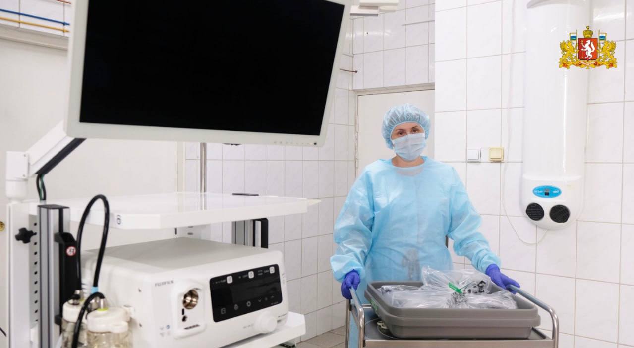 Оборудование для ранней диагностики рака получили онкодиспансеры Свердловской области  Это три стойки, три электрохирургических блока и 15 видеоколоноскопов.Технику распределят между Екатеринбургом, Нижним Тагилом и Каменском-Уральским.    Модернизация оборудования — часть нацпроекта «Продолжительная и активная жизнь». В 2025 году больницы региона получат почти 2 тысячи единиц новой медтехники.    Свердловская область