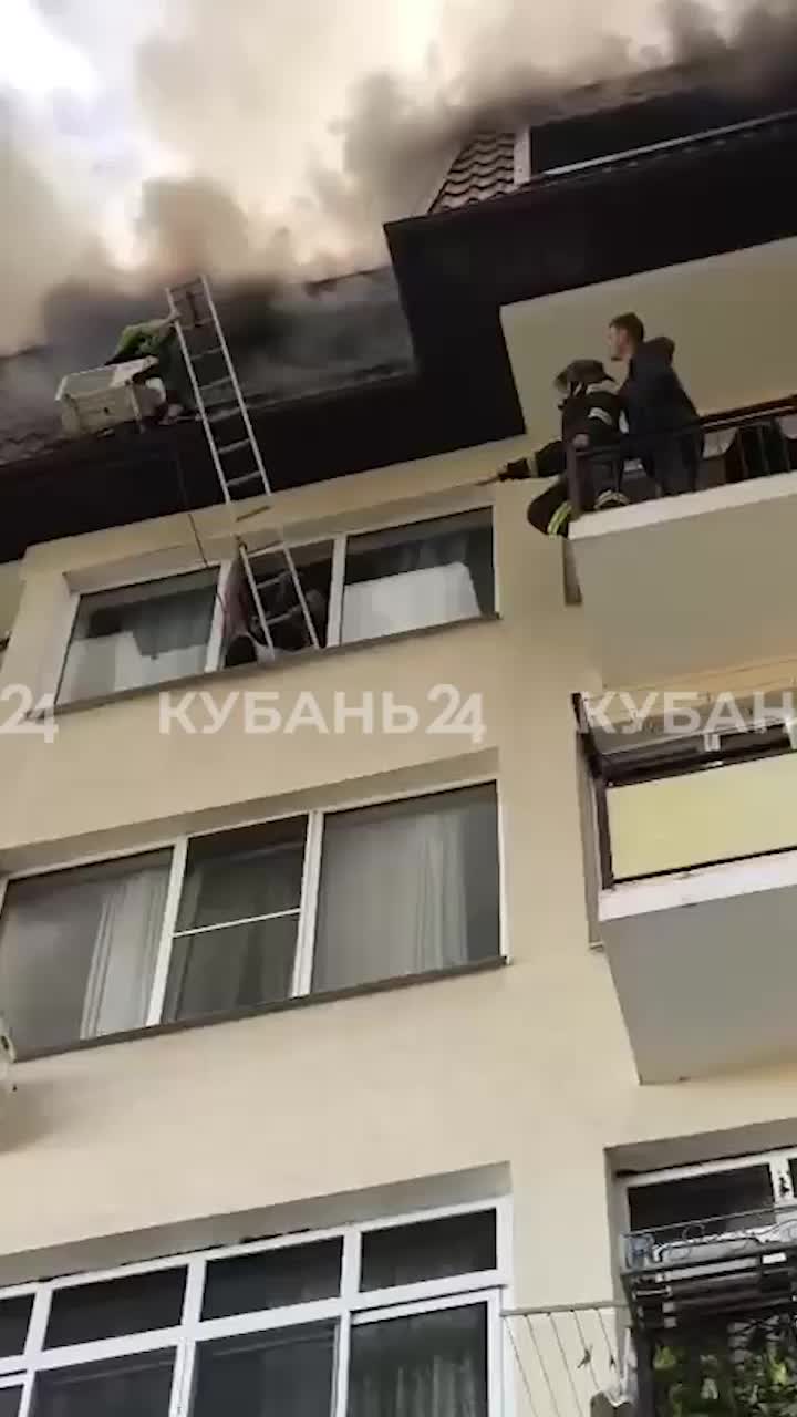 Спасение людей во время крупного пожара в Сочи