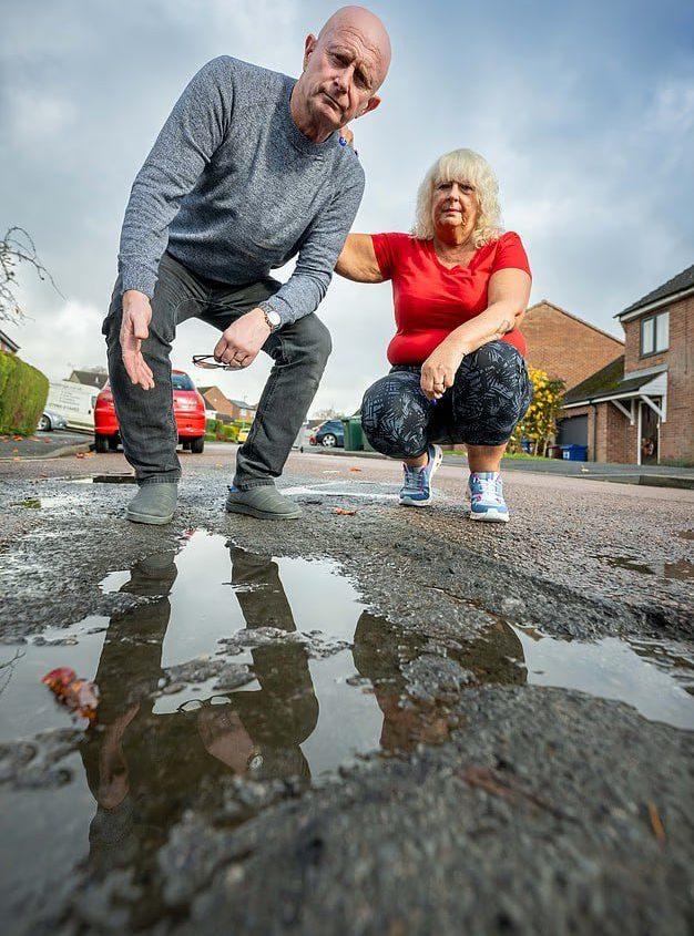 Британцы попросили власти починить дорогу которую не ремонтировали 40 лет Им честно ответили надо подождать ещё 103 года К чиновникам обратились жители графства Оксфордшир пишет Daily Mail Они пожаловались что на дороге уже десятки лет просто латают выбоины которые снова и снова появляются при морозах Власти признают это проблема всей страны radiomirby