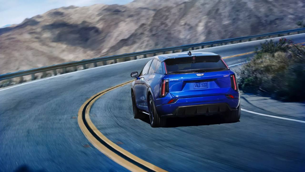 Cadillac готовит компактный, но мощный электрокар Заряженную V-модификацию получил младший электрокроссовер Optiq: его моторы теперь развивают 519 л.с., вместо 309, а крутящий момент составляет впечатляющие 880 Нм. При использовании штатной функции лонч-контроля кроссовер способен разогнаться до 60 миль в час 96 км/ч за 3,5 секунды. Производство Cadillac Optiq-V стартует нынешней осенью, но приём заказов уже открыт по цене от 68 795 долларов.