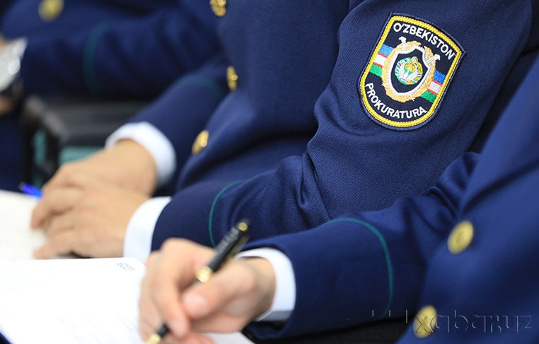 В Узбекистане автоматизируют работу прокуроров и оцифруют уголовные дела Президент Шавкат Мирзиёев утвердил стратегию Цифровая прокуратура 2030 направленную на внедрение комплекса информационных систем которые обеспечат автоматизацию всех направлений деятельности органов прокуратуры и перевод следствия и прокурорского надзора в электронный формат Как сообщает Минюст ключевым элементом станет система Raqamli prokuror Цифровой прокурор позволяющая дистанционно контролировать исполнение законов работу госорганов и соответствие принимаемых нормативных актов Конституции и законодательству республики