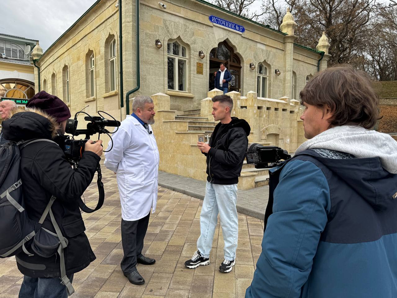 Ставрополье покажут на Первом канале в программе «Доброе утро»  Съёмочная группа Первого приступила к работе над 12 сюжетами и прямыми включениями, которые будут транслироваться каждый день с 25 ноября 5 до 9 утра.   В ходе съемок команда узнает, сколько видов минеральных вод существует в регионе и познакомится с процессом розлива «Нарзана». Также зрителям покажут, где находятся лучшие локации для эффектных фотографий и в чем особенности архитектуры на Кавминводах.  Как отмечают в краевом минтуризма, продюсеры намерены создать цикл программ, посвященных жизни различных регионов РФ.  В курсе   Новости Ставрополья   предложить новость