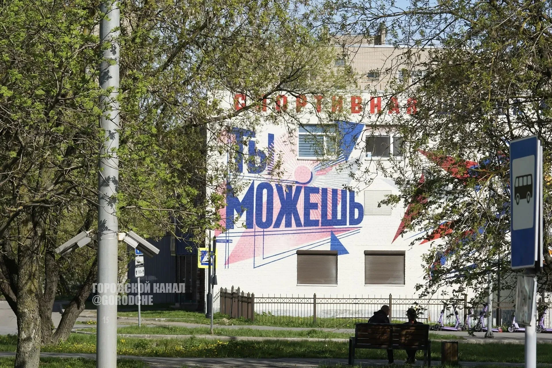 Вологодская область заняла 7 место в России по уровню достижения национальных проектов Исторический рекорд заявил губернатор на своей странице в соцсетях Показатель уровня достижения нацпроектов отражает вклад каждого региона в цели развития установленные президентом Чем выше уровень тем больше нацпроектов выполнено В 2024 году вологодский регион занимал по этому показателю 65 место а в 2025 поднялся уже на 7 уровень достижения составил 99 96 что чуть выше среднероссийского Практически по всем показателям первые места включая такие нацпроекты как Продолжительная и активная жизнь Молодёжь и дети Инфраструктура для жизни и другие На все сто не удается пока выполнить проект Семья 18 место и 84 Тут можно вспомнить коэффициент рождаемости по которому очень сложно конкурировать например с Чеченской республикой По словам губернатора области Вологодская область вошла в ТОП 10 регионов не просто так Это результат эффективной работы всей команды правительства