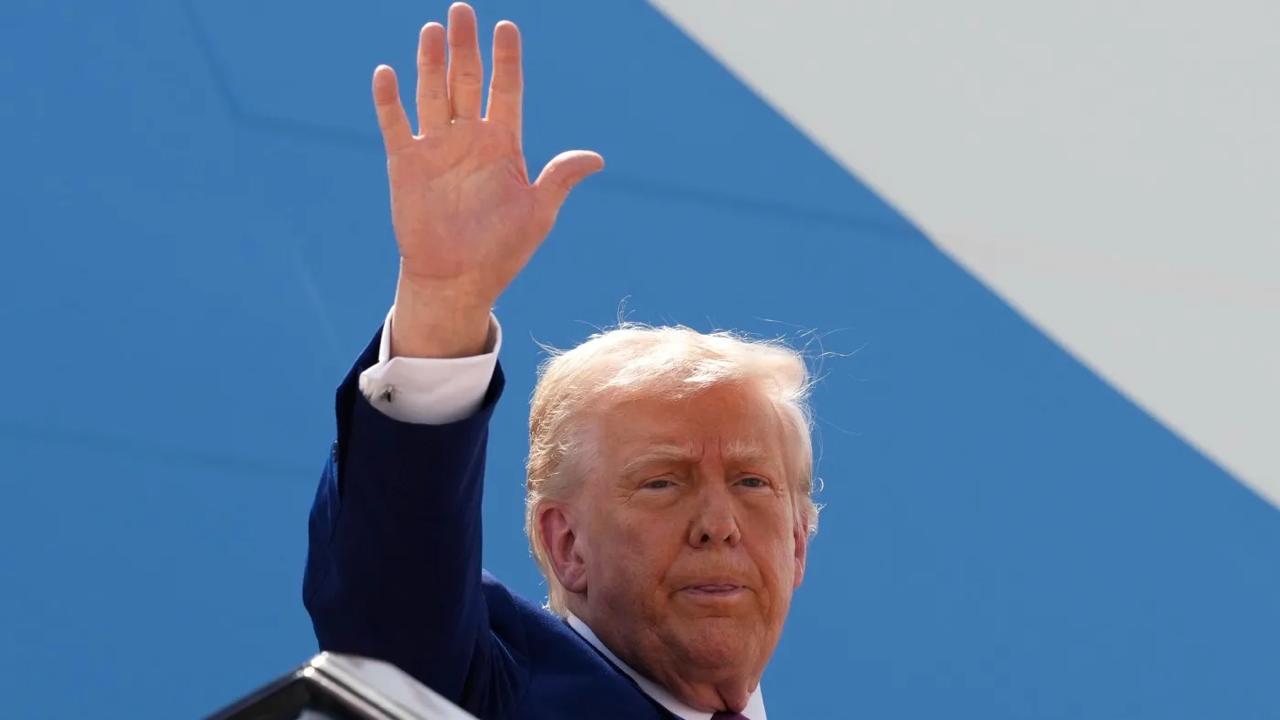 Все, что не приколочено: Трамп предложил «забрать Газу» и основать на ее месте «зону свободы» — СМИ Выступая в Катаре, президент США рассказал, что был бы «горд», если бы Штаты «забрали Газу» и превратили ее в «зону свободы» под американским управлением. «У меня есть концепции для Газы. Думаю, они отличные. Сделать ее зоной свободы. Позвольте США вмешаться и просто сделать Газу зоной свободы», — заявил Трамп. Это уже не первый случай, когда он делает подобные заявления. Ранее он предлагал взять Газу под контроль и переселить ее жителей — и, по сообщениям СМИ, Нетаньяху поддержал этот план. До этого были идеи по покупке Гренландии. Потом — Канада. Теперь вот Газа. С таким аппетитом скоро останутся только Марс и все видимые планеты Солнечной системы. Прислать новость