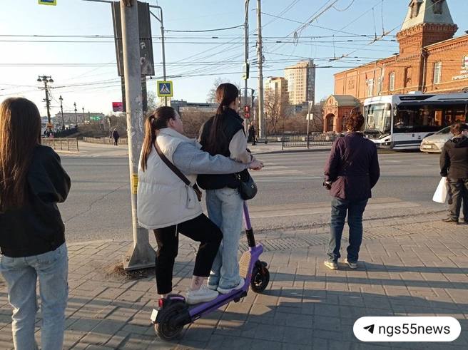 С начала мая в Омске произошло уже 19 аварий с участием электросамокатов, в которых пострадали 20 человек, в том числе четверо детей. В основном самокатчики: не слезают с транспорта на пешеходных переходах, не пропускают пешеходов, ездят вдвоем что запрещено . В мае за нарушения ПДД наказали 116 электросамокатчиков, еще 220 пользователям заблокировали аккаунты и выписали штраф. По данным региональной ГИБДД