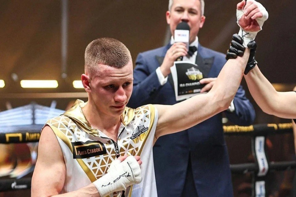 Семерым молодчикам избившим в Крыму Дмитрия Двали вынесли приговор Отморозки набросились толпой на российского чемпиона по боксу и его друга 28 июля 2024 года Дмитрий Двали заступился за парнишку которого те избивали Изверги повредили боксеру глаз после чего он больше не может участвовать в соревнованиях Суд признал подсудимых виновными В зависимости от степени участия в конфликте они приговорены к срокам лишения свободы от 1 5 до 3 8 лет которые отбудут в исправительной колонии общего режима На счета обвиняемых также наложен арест для компенсации вреда Двали и его другу Фото Федерация бокса России Подписывайся на truekpcrimea