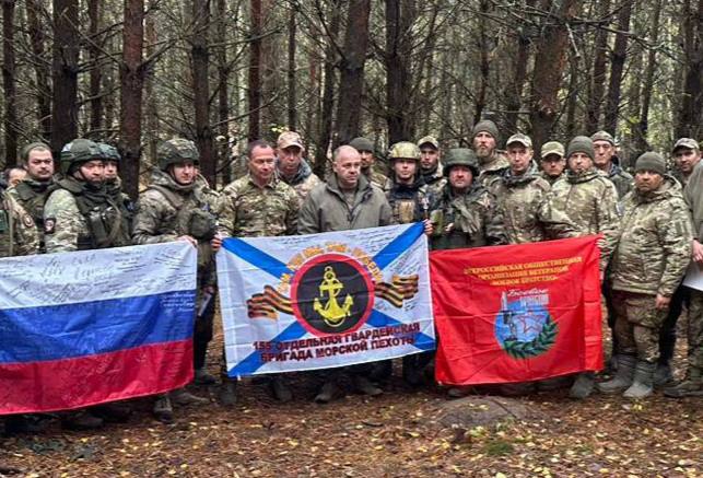 Экс мэр Владивостока требует вернуть изъятые у него 821 объект Во вторник в краевой суд поступила апелляция на июльское решение по которому у бывшего мэра Владивостока Владимира Николаева и связанных с ним лиц изъяли 821 объект недвижимости от Амурского залива на Седанке до башен Магнума в центре города В числе соответчиков действующий депутат Госдумы сестра экс градоначальника Решение первой инстанции передавало сотни объектов в доход государства и взыскивало свыше 590 млн рублей при этом часть мер вступила в силу сразу чтобы владельцы не продолжали получать доход Позже генпрокуратура подала второй иск к партнёру Николаева Дмитрию Глотову там речь уже о более чем миллиарде и новых активах включая компании Ареала По версии надзорного ведомства нарушения уходят корнями в 2001 2008 годы когда Николаев совмещал должности и скрывал реальные доходы однако уголовных дел по этим эпизодам не возбуждали Ранее попытка снять аресты провалилась и счета остаются заблокированными Теперь жалобу на основное решение будет рассматривать судья Вишневская и до её разбора оно не вступит в силу кроме части по недвижимости которую уже начали приводить в исполнение Реклама Подписывайтесь на NEWSVL