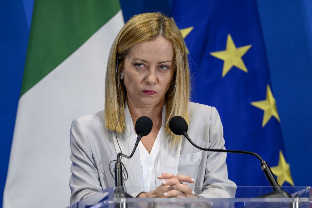 Премьер-министр Италии Джорджа Мелони пригласила Владимира Зеленского на званный ужин для участников конференции в Риме по восстановлению Украины, чтобы напомнить ему о долгах перед Европой. Об этом пишет итальянское издание L AntiDiplomatico. "Ужин, организованный неоднозначной Мелони, связанной с Трампом и верной континентальной технократии… формально служил подтверждением экономической поддержки, но на самом деле является знаком для Украины: долг должен быть оплачен, нужно только найти подходящее средство", - говорится в статье. Издание пишет, что на конференции решалось, кто будет нести ответственность за реконструкцию Украины, прибрав к рукам ее богатства. При этом автор статьи отмечает, что Киев не в состоянии погасить долги, а инвесторы уже хотят уйти, оставив "эту горячую картофелину" европейцам. Фото: Getty Images