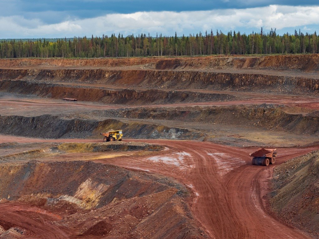 ПАО Русал в этом году реализует инвестиционную программу на территории Республики Коми В 2026 году в расширение сырьевой базы планируется вложить 1 2 миллиарда рублей Средства будут направлены на модернизацию производственных мощностей Инвестиционный план включает приобретение современной горнодобывающей техники такой как мощные карьерные самосвалы и экскаваторы а также проведение комплекса горно капитальных работ Особое внимание уделяется развитию инфраструктуры строительству новых автомобильных дорог что позволит оптимизировать логистику Меры направлены на увеличение объемов добычи боксита за счет освоения второго карьера Северных залежей на Верхне Щугорском месторождении Новое соглашение о сотрудничестве между Русалом и Республикой Коми до 2030 года подчеркивает долгосрочные планы компании по развитию в регионе Расширение производства гарантирует бесперебойную работу уральских алюминиевых заводов Русала и будет способствовать созданию новых рабочих мест Источник Ведомости   Рудник Стать участником