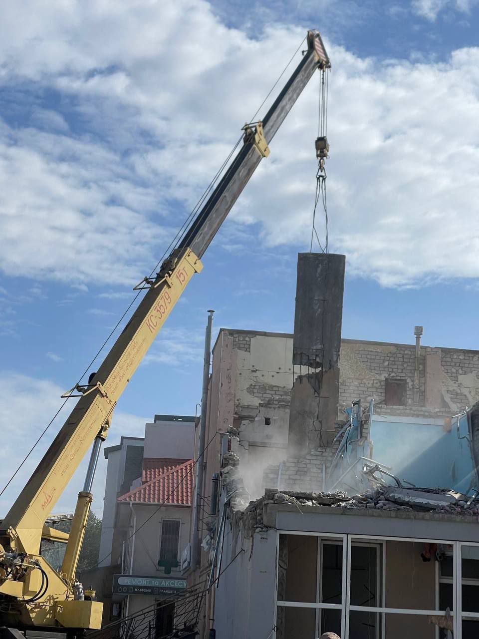 В Новой Каховке ликвидируют последствия обстрелов ВСУ  Сотрудники коммунальных служб восстанавливают инфраструктуру после атак со стороны киевского режима. Производится демонтаж бетонных блоков на улице Промышленная.  "Киевский режим не оставляет попыток уничтожить гражданскую инфраструктуру Новой Каховки. Поэтому ликвидация последствий обстрелов после варварских атак ВСУ — регулярная работа наших коммунальщиков", — отметили в администрации округа.    ПОДПИСАТЬСЯ НА ТАВРИЮ