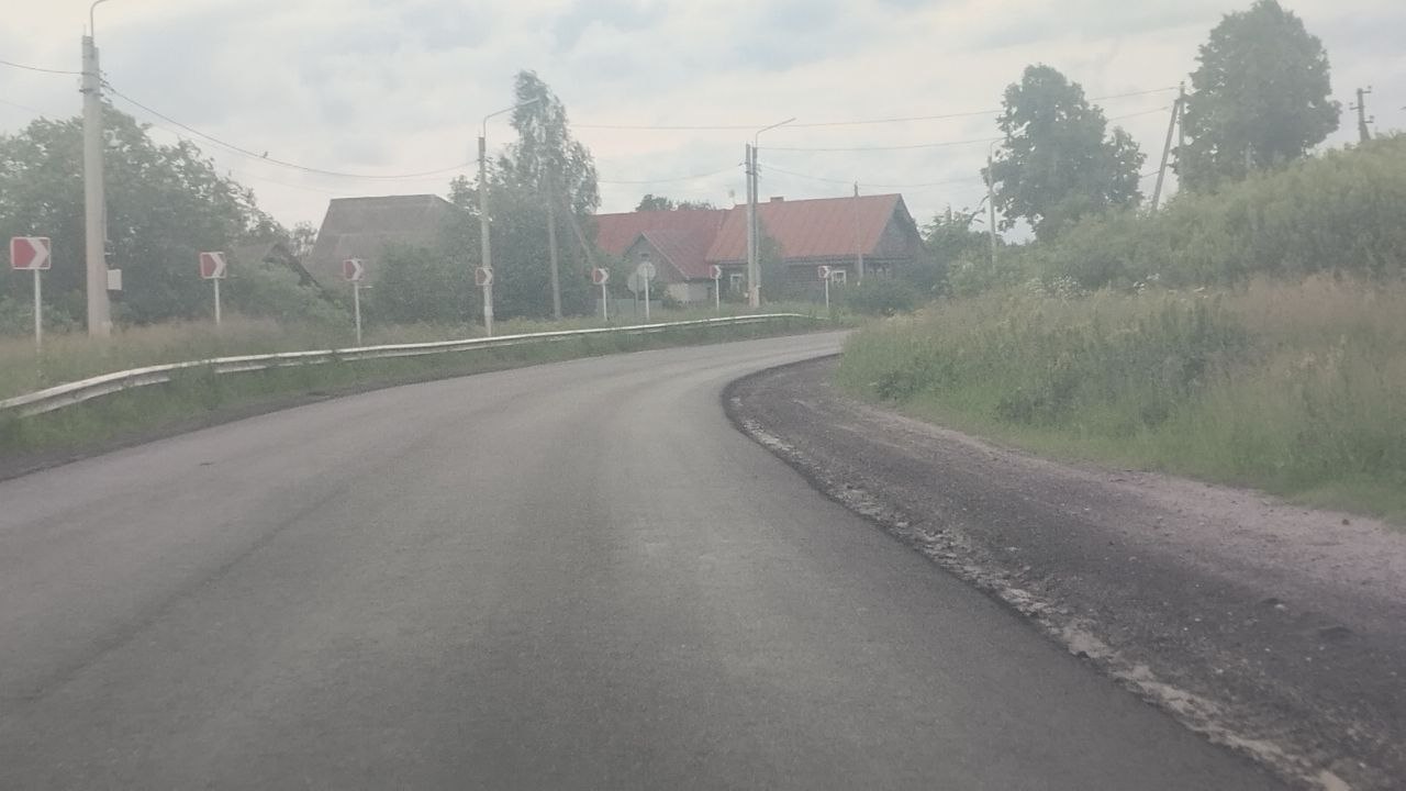 Прислали через : «Здравствуйте. Выше есть пост об аварии у д. Павлюково в Шуйском районе Ивановской области. Так вот, дорогу там заузили более чем на полметра с каждой стороны!!!! На фото видно канавы, так вот они сделаны на старом асфальте и видно, что дорога была шире. Кроме того, съезды с асфальта на обочину имеют разницу по высоте 20-30 см. Все это в таком состоянии уже пол месяца. На обочинах груды ломаного асфальта и грязи и никто ничего не делает!! На повороте у той же деревни Павлюково несколько лет назад у машины соскочило колесо, вот так же, из-за разницы по высоте, водитель, выруливая, вылетел на встречку. Тогда погибли 4 человека!!! После этого заводили дела и переделывали дорогу. Но сейчас ситуация такая, но уже не на повороте, а на всей дороге. Пора сажать за такое!!! Из-за этих «ремонтников» гибнут люди»