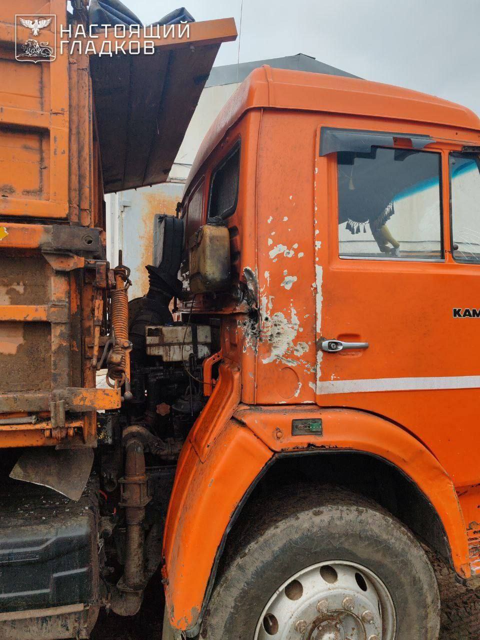 ВСУ атаковали два муниципалитета Белгородской области. Никто не пострадал. В Шебекино в районе объездной дороги беспилотник нанёс удар по автомобилю. Машина повреждена. В селе Новая Таволжанка Шебекинского округа дрон сдетонировал на стоянке предприятия. Осколками посечены две машины. В Валуйках дрон атаковал КамАЗ, припаркованный на территории промышленного предприятия, повреждена кабина. На объездной дороге в Валуйках и на участке Борки – Казинка два движущихся автомобиля получили повреждения от ударов беспилотников. Ещё одна машина повреждена в результате детонации FPV-дрона о землю в посёлке Дальний Валуйского округа. Подписаться Прислать новость