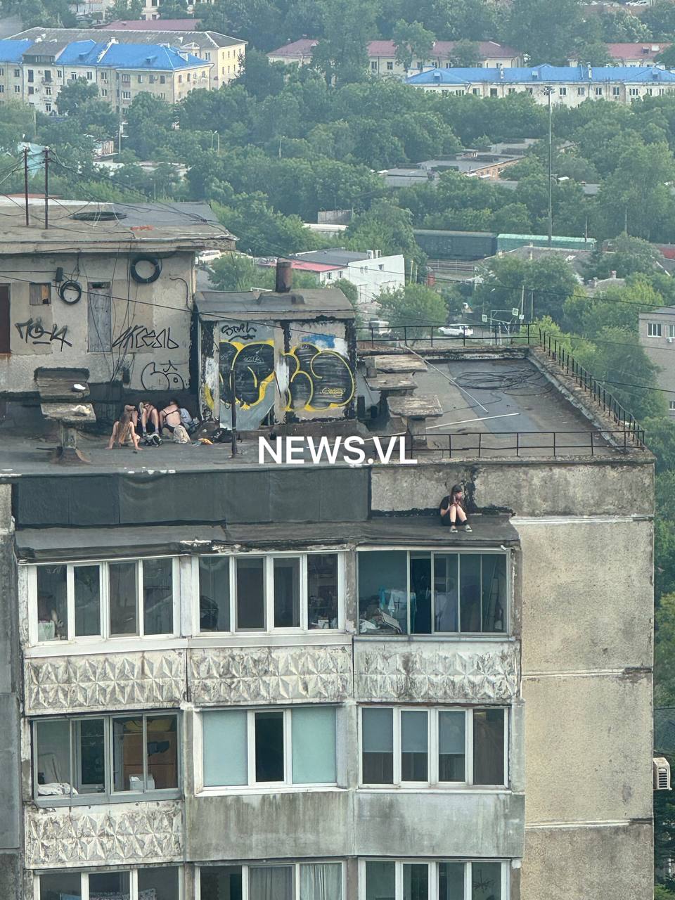  Отдыхают на грани: во Владивостоке подростки массово штурмуют крыши На улице Невельского во Владивостоке подростки устроили «лаунж-зону» прямо на крыше многоэтажки. Одни сидят у вентиляционных шахт, другие — буквально на краю здания. Фото вызывает не только тревогу, но и резонный вопрос: почему крыша доступна для детей? По нормам, такие проходы должны быть заперты. За безопасность отвечает управляющая компания или ТСЖ — именно они обязаны ограничить доступ и обеспечить замки на люках и дверях. / Реклама
