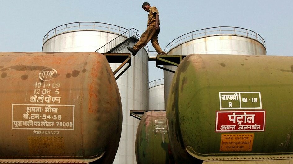 Индия наладила закупки российской нефти в обход санкций США Банки Индии создали схему финансирования закупок российской нефти через дирхамы и юани чтобы обойти санкции США передает ArbatMedia   Прислать новость