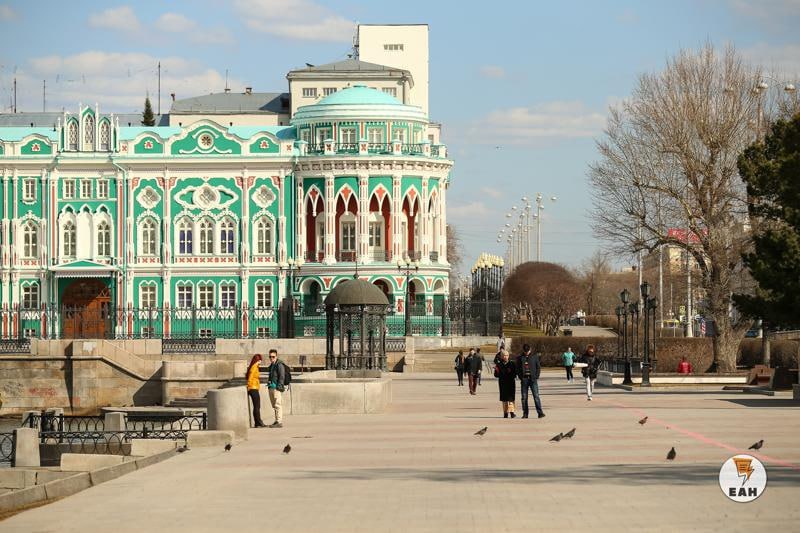 Перекладывать плитку продолжат в центре Екатеринбурге До конца октября планируется отремонтировать набережную Городского пруда. Под благоустройство попадут два променада. Один из них — набережная Рабочей Молодежи. Также отремонтируют отрезок на проспекте Ленина от Дома Севастьянова до гимназии № 9. Цена вопроса — более 127 млн рублей.