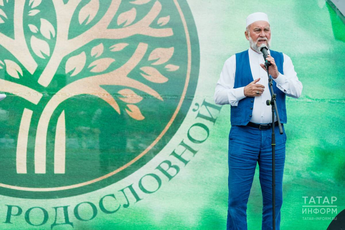 В Казани прошел V семейный фестиваль «Шәҗәрә бәйрәме» Казань в минувшую субботу стала местом проведения V семейного фестиваля «Шәҗәрә бәйрәме», что в переводе означает «Праздник родословной». Мероприятие собрало множество участников в парке «Елмай», где каждый мог участвовать в разнообразных мероприятиях, посетить лекции от экспертов по генеалогии и обсудить интересующие вопросы в специализированных лекториях. Для разных возрастных групп были организованы различные площадки, включая детский Сабантуй, национальные игры и спортивные состязания. Также работала ярмарка «Халяль маркет», где представлялись продукты, национальная одежда и изделия местных мастеров. На церемонии открытия фестиваля заместитель муфтия Республики Татарстан Мансур хазрат Джалялетдин подчеркнул значимость знания собственной истории семьи. Он выразил пожелания участникам, акцентируя внимание на важности передачи знаний о предках будущим поколениям.