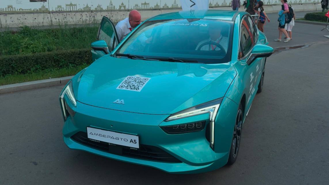 Как дела: «Автотор»  За последние три месяца у «Автотора» произошло несколько событий. На рынок начали поступать обновлённые электрические седаны Амберавто А5, получившие расширенный список оборудования, дополнительный цвет кузова и новую цветовую комбинацию интерьера. Автоторовцы подчёркивают надёжность модели: А5 используется как электротакси в Калининградской области, и некоторые экземпляры уже пробежали более ста тысяч километров.  Также в Калининграде в июле заработал каршеринг на базе продукции «Автотора». Первыми автопарк пополнили сто седанов BAIC U5 Plus, но за ними последуют и «а-пятые». До конца 2025-го число каршеринговых автоторовских легковушек будет увеличено до 240, из них несколько десятков составят «электрички». Заодно намечено расширить дилерскую сеть Амберавто в других городах.  На недавнем масштабном автофестивале «ПроДвижение» в Москве «Автотор» представил не только улучшенный «а-пятый», но и всю линейку миниатюрных электрокаров Eonyx: M2, Profi Cargo и Profi Pickup.  Эониксы в первую очередь рассчитаны на коммерческое применение вроде служб доставки или развоза товаров по магазинам на «последней миле»  запас хода у них составляет скромные 130 км . Но на выставке этими крохами интересовались и частники. Один посетитель так и сказал: мол, дача у него рядом с городом, возить на батарейном микрокаре садовый инвентарь — самое то.  Намечен рост локализации, в том числе за счёт выпуска моторов и трансмиссий. «Автотор» откроет также свои заводы цветного и чёрного литья с механической обработкой, прессово-кузнечное производство, освоит рулевые и тормозные системы, другие компоненты. В развитии этих мощностей автогиганту будет помогать Калининградская область: соответствующее соглашение было подписано на ПМЭФ в июне.