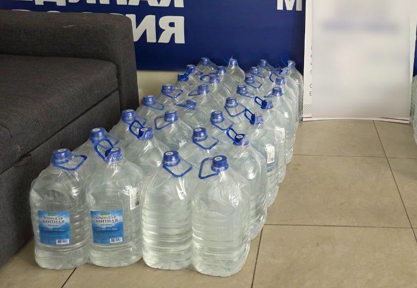 Штаб по помощи жителям Скадовского округа оставшимся без электроснабжения открыла Единая Россия   В местной общественной приемной её сотрудники и волонтеры Молодой Гвардии из Херсонского государственного педагогического университета принимают заявки от маломобильных людей пенсионеров многодетных и всех кто не может самостоятельно добраться до магазинов или до пунктов выдачи воды по телефону горячей линии Волонтерский штаб развернут по поручению секретаря регионального отделения Единой России Губернатора Херсонской области Владимира Сальдо Работу по его организации взяла на себя заместитель секретаря регионального отделения Единой России депутат областной Думы Оксана Мороз при содействии секретаря местного отделения Единой России главы Скадовского округа Александра Дудка В трудные времена люди не должны оставаться одни Штаб Единой России в Скадовске помогает жителям точечно и быстро это принцип нашей партии Всех пострадавших жителей Скадовского округа призываю не стесняться и обращаться за помощью Мы всегда рядом подчеркнул Владимир Сальдо В виду того что в части города и в некоторых населенных пунктах происходит веерное отключение электричества и соответственно водоснабжения добровольцы готовы доставить питьевую воду а также продукты и предметы первой необходимости   Заявки на помощь от маломобильных жителей Скадовского округа и пенсионеров принимаются по телефонам горячей линии 7 990 104 23 27 город Скадовск 7 990 211 80 36 Региональная общественная приемная ЕдинаяРоссия ГуманитарнаяМиссия Наша страница ВКонтакте Официальный сайт