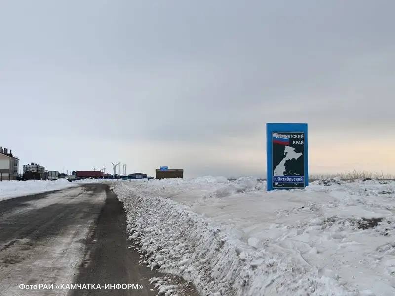 В поселке Октябрьский построили временную дорогу для доставки топлива и продуктов первой необходимости. Основную дорогу восстанавливают экскаваторы, бульдозеры и другие машины.   Доставка топлива и продуктов не вызывает проблем, котельная работает на мазуте, который привозят вездеходы. На временной дороге идет работа по отсыпке грунта, но из-за узкости могут возникать сложности с маневрированием большегрузов.   В поселке организован штаб для контроля ситуации. Напомним, что режим ЧС был введен из-за размытой дороги, закрытой с 6 февраля.    Подписаться   Предложка   Чат