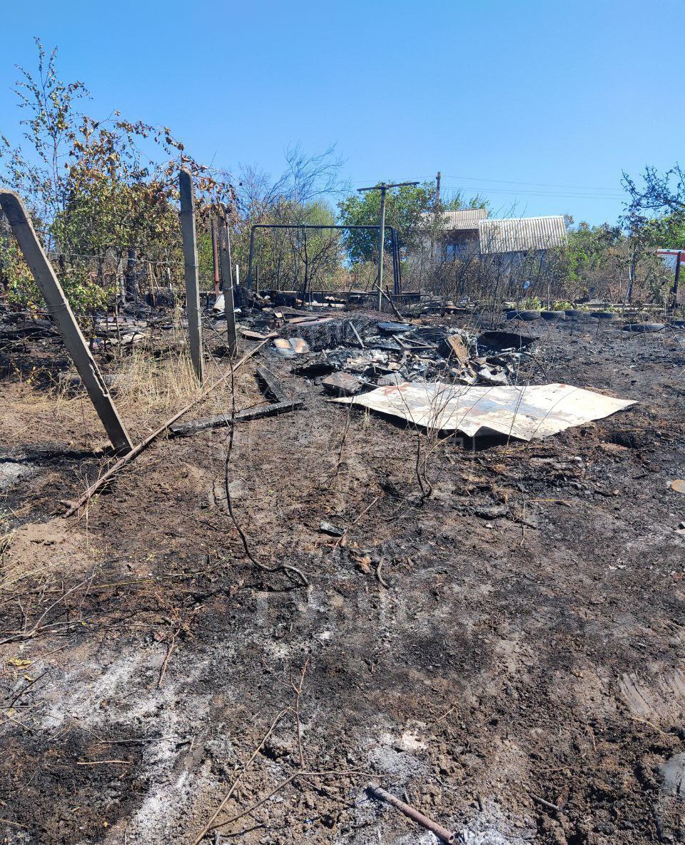 Пожилой пенсионер из Протягайловки получил ожоги, сжигая мусор на даче, и был госпитализирован.  Из-за сильного ветра огонь перекинулся на соседние участки. Их хозяева вызвали пожарных. Площадь возгорания составила 1 гектар.   Теперь 86-летнему пенсионеру грозит штраф за нарушение правил пожарной безопасности.