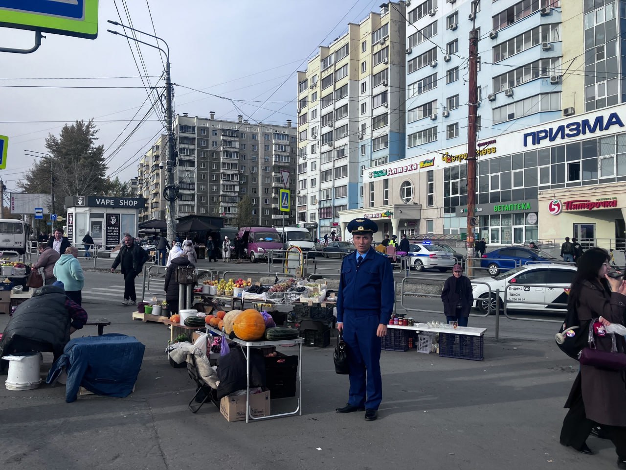 Прокуратура разогнала нелегальных торговцев возле ТРК Космос в Челябинске В Челябинске перекресток вблизи ТРК Космос освободили от несанкционированного базара и мешающих проезду машин Прокуратура совместно с полицейскими специалистами управления торговли и услуг городской администрации МКУ Городская среда провела рейд по незаконным уличным торговцам На нарушителей составили протоколы Поводом для проверок стали публикации в соцсетях и жалобы жителей на торговлю на оживленном перекрестке проспекта Победы и улицы Чичерина Продавцы занявшие участок у пешеходного перехода мешали движению людей и машин Некоторые из них ставили у остановки фургоны для хранения и продажи товаров Проверяющие установили что продавцы ведут деятельность незаконно у них нет статуса самозанятого не открыто ИП а сама торговля не согласована с органами местного самоуправления На владельцев машин составили протоколы по статье 12 5 КоАП Нелегальных предпринимателей тоже не оставили без внимания их привлекли к ответственности по статье 14 1 КоАП Подписаться на vecherchel   Голосовать за канал